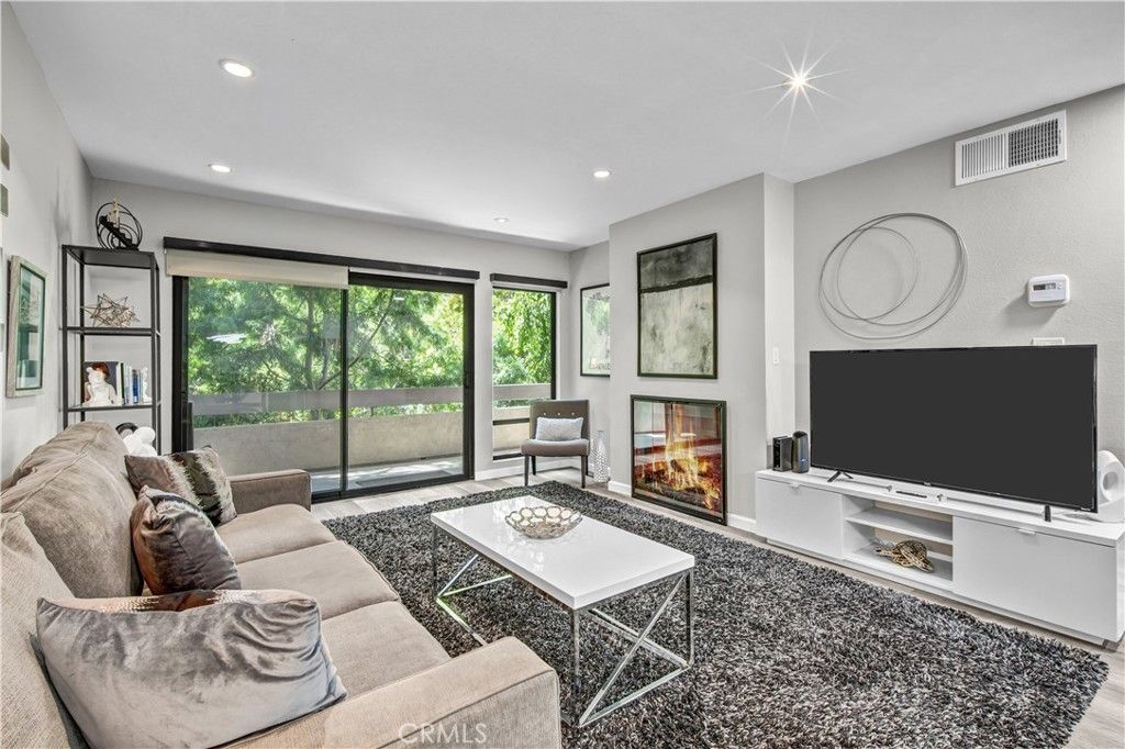 950 N Kings Road 103, West Hollywood, CA 90069