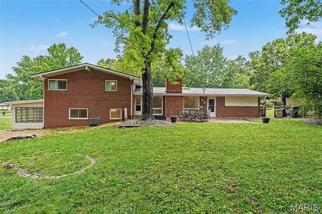 216 Country Club Acres, Belleville, IL 62223