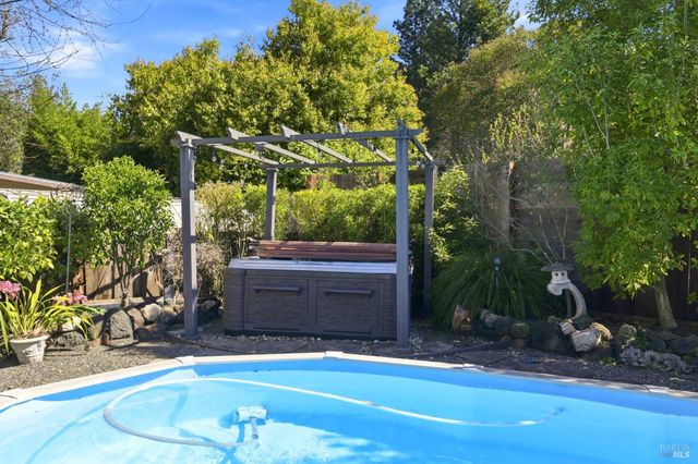 6 Gothic Dr, Novato, CA 94947