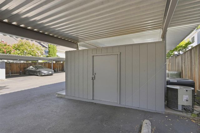 4010 Knoll Top Ct, Carmichael, CA 95608