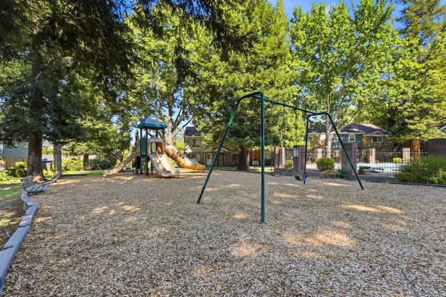 4010 Knoll Top Ct, Carmichael, CA 95608