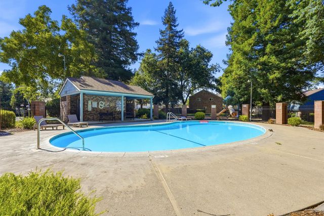 4010 Knoll Top Ct, Carmichael, CA 95608