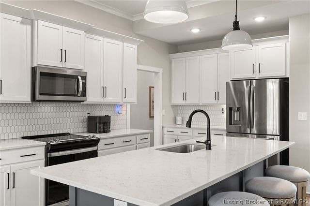 1619 Greenbrier Pointe, Henryville, IN 47126