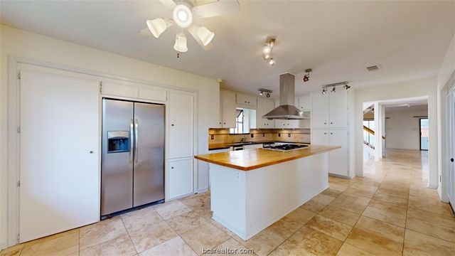 3004 Gleneagles Court, Bryan, TX 77802