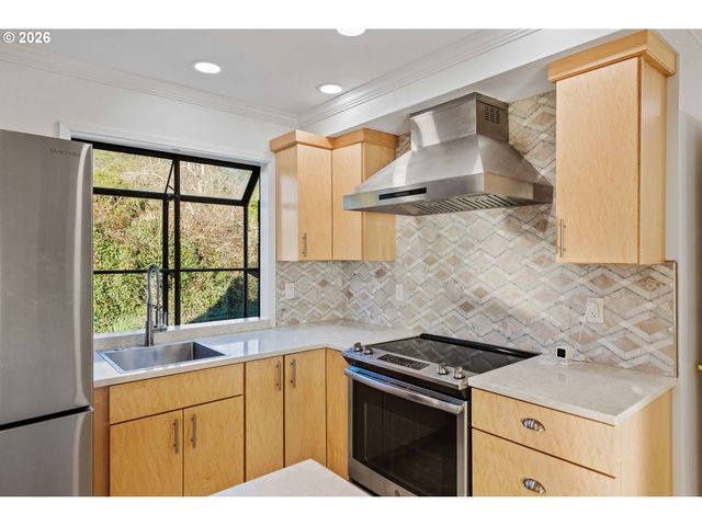 66599 QUAIL Rd, North Bend, OR 97459