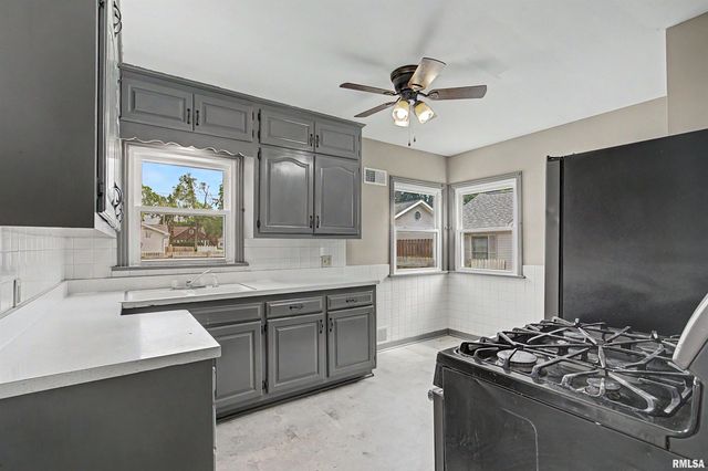 2227 W CALLENDER Avenue, West Peoria, IL 61604