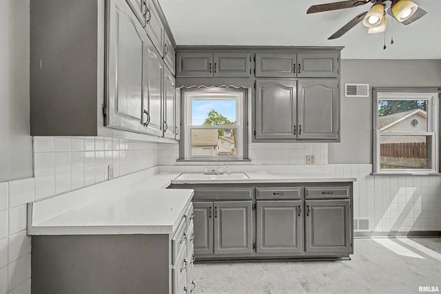2227 W CALLENDER Avenue, West Peoria, IL 61604