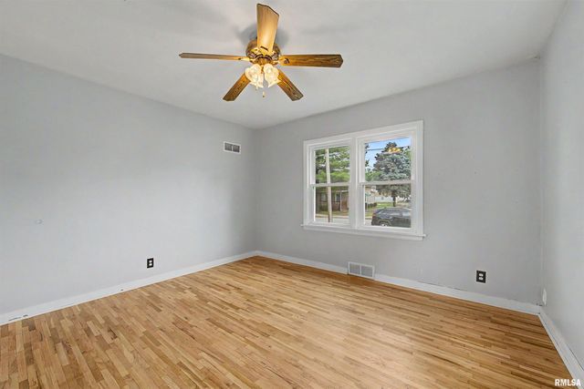 2227 W CALLENDER Avenue, West Peoria, IL 61604