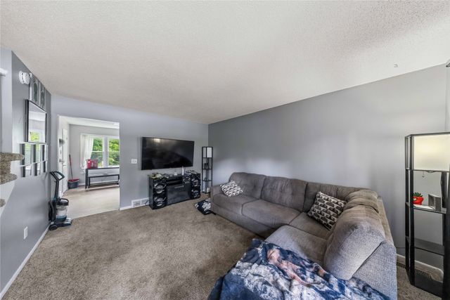 815 E Mckinley Avenue, Des Moines, IA 50315