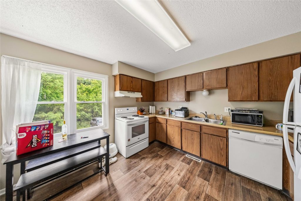 815 E Mckinley Avenue, Des Moines, IA 50315