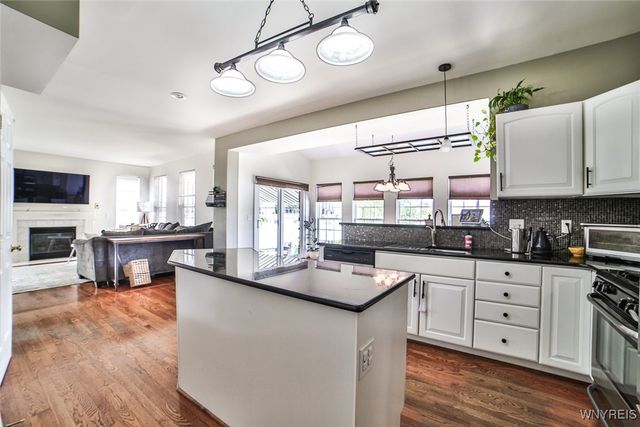 17 Creekwood Drive, Lancaster, NY 14086