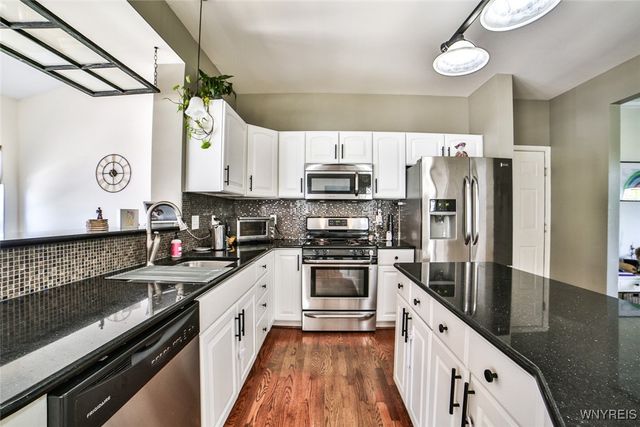 17 Creekwood Drive, Lancaster, NY 14086