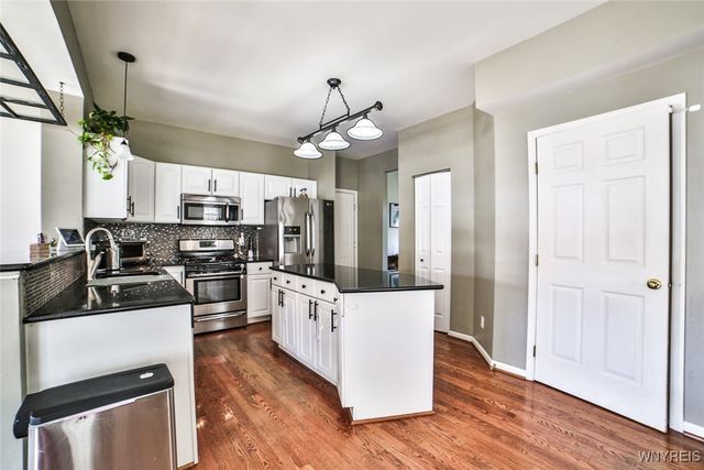 17 Creekwood Drive, Lancaster, NY 14086