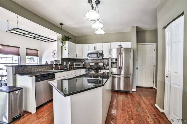 17 Creekwood Drive, Lancaster, NY 14086