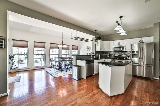 17 Creekwood Drive, Lancaster, NY 14086