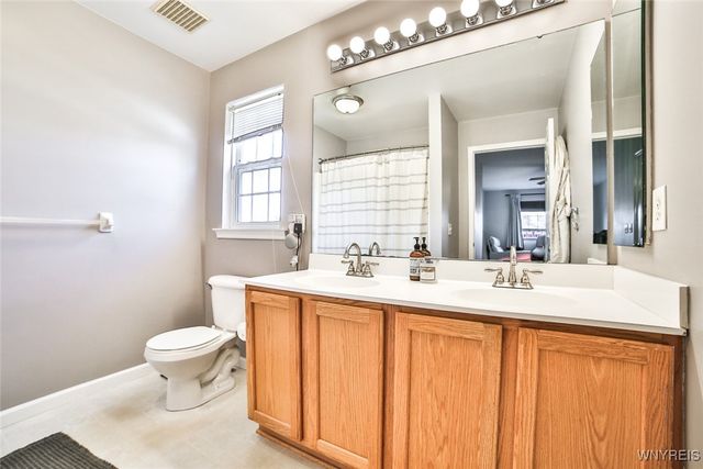 17 Creekwood Drive, Lancaster, NY 14086