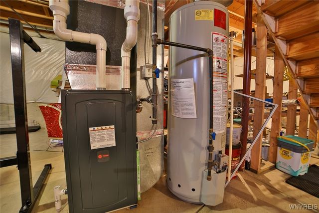 17 Creekwood Drive, Lancaster, NY 14086