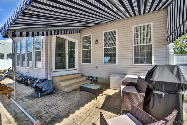 17 Creekwood Drive, Lancaster, NY 14086