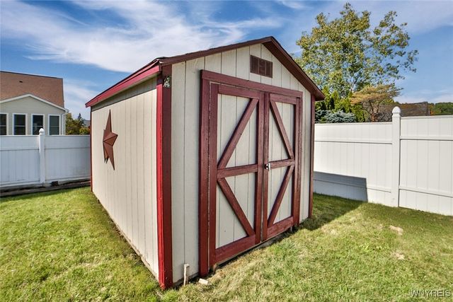 17 Creekwood Drive, Lancaster, NY 14086