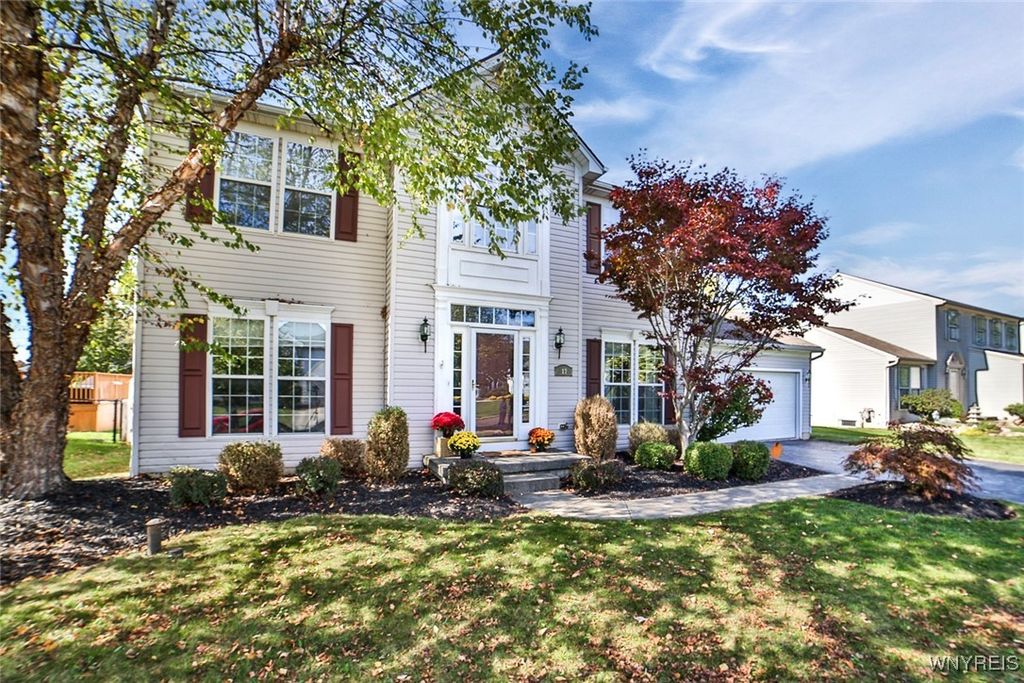 17 Creekwood Drive, Lancaster, NY 14086