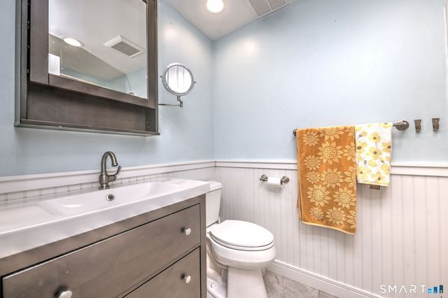 55 Dowd Avenue 22, Canton, CT 06019