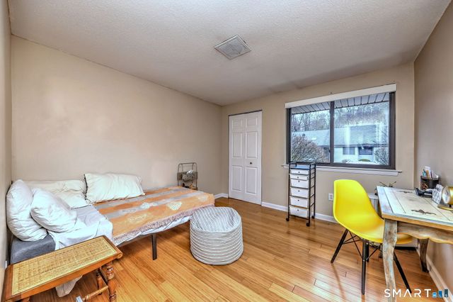 55 Dowd Avenue 22, Canton, CT 06019