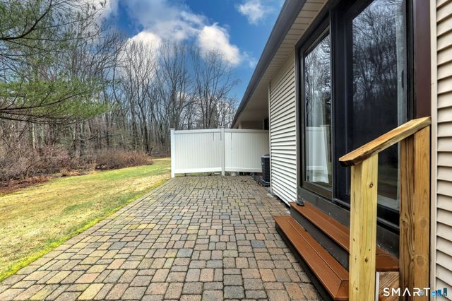 55 Dowd Avenue 22, Canton, CT 06019