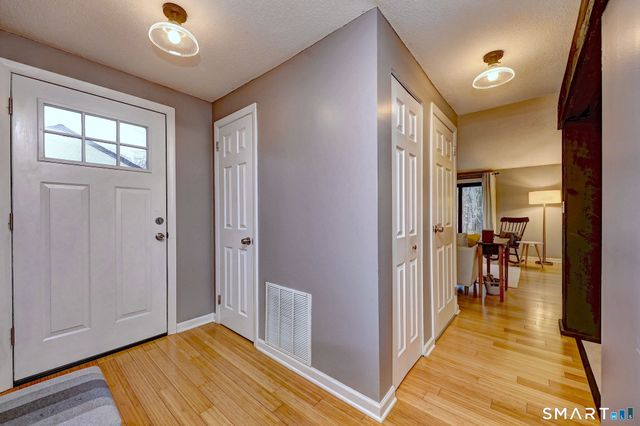 55 Dowd Avenue 22, Canton, CT 06019