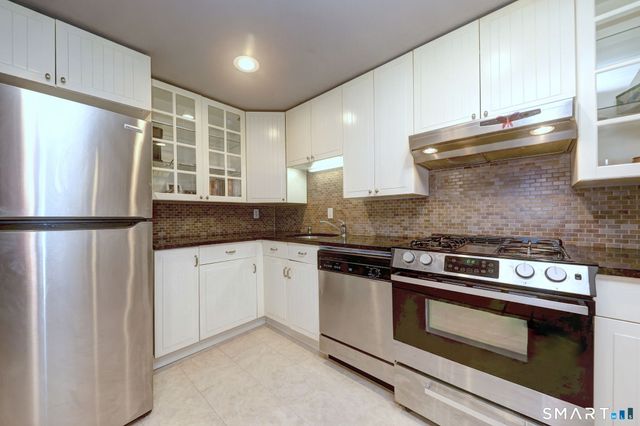 55 Dowd Avenue 22, Canton, CT 06019