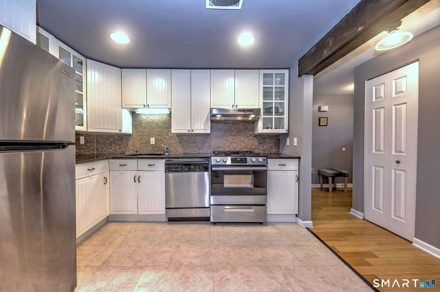 55 Dowd Avenue 22, Canton, CT 06019