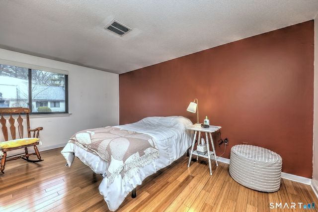 55 Dowd Avenue 22, Canton, CT 06019