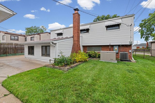 19824 Sussex Street, Saint Clair Shores, MI 48081