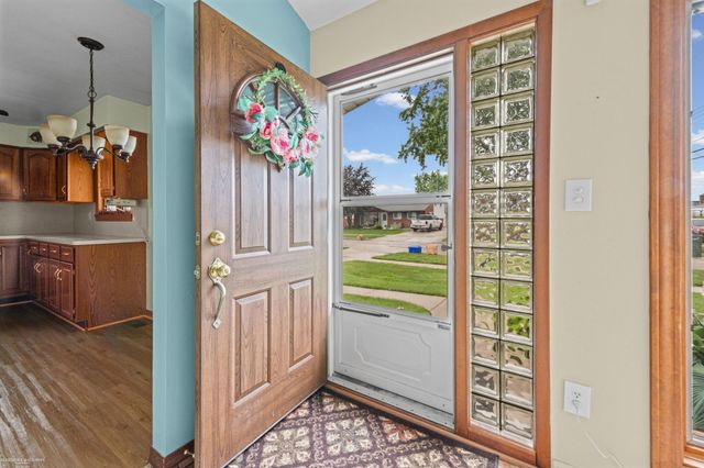19824 Sussex Street, Saint Clair Shores, MI 48081