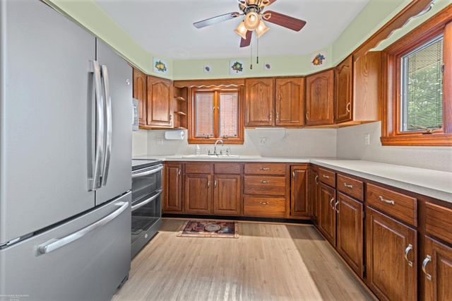19824 Sussex Street, Saint Clair Shores, MI 48081