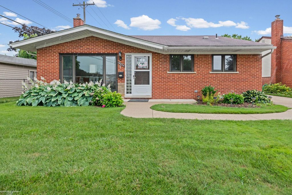 19824 Sussex Street, Saint Clair Shores, MI 48081