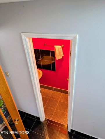 118 W Melbourne Rd, Oak Ridge, TN 37830