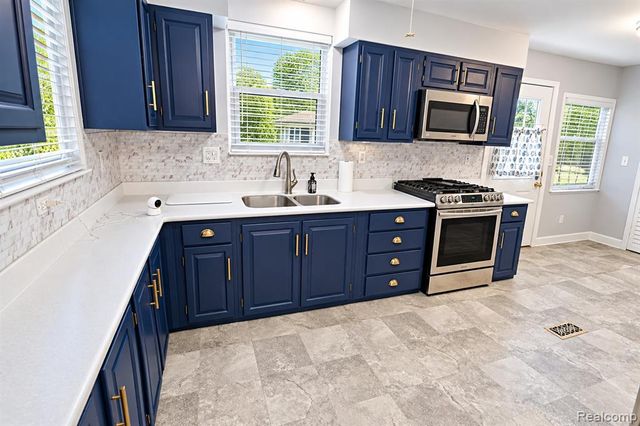 19336 Centralia, Redford, MI 48240