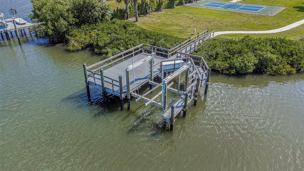 Image 70 of property listing at 4028 ROCKY SHORES DRIVE, Tampa, FL 33634