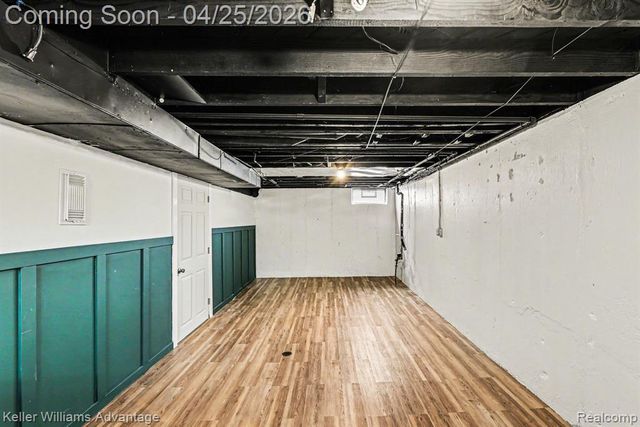 941 W Farnum Avenue, Madison Heights, MI 48071