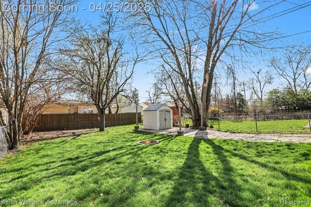 941 W Farnum Avenue, Madison Heights, MI 48071