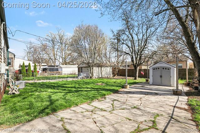 941 W Farnum Avenue, Madison Heights, MI 48071