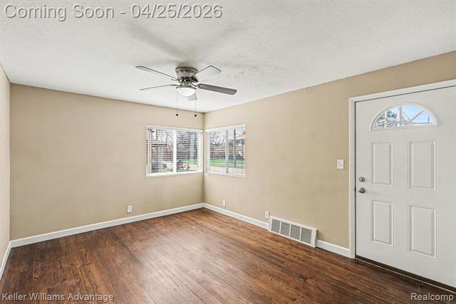 941 W Farnum Avenue, Madison Heights, MI 48071