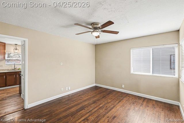 941 W Farnum Avenue, Madison Heights, MI 48071