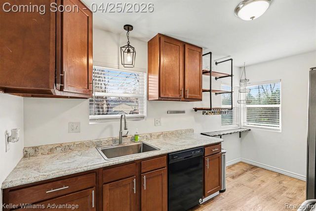 941 W Farnum Avenue, Madison Heights, MI 48071