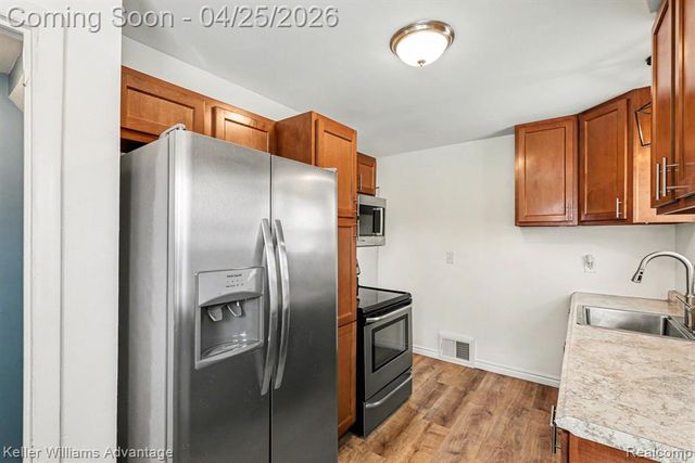 941 W Farnum Avenue, Madison Heights, MI 48071