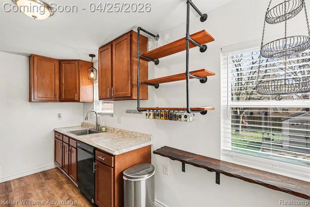 941 W Farnum Avenue, Madison Heights, MI 48071