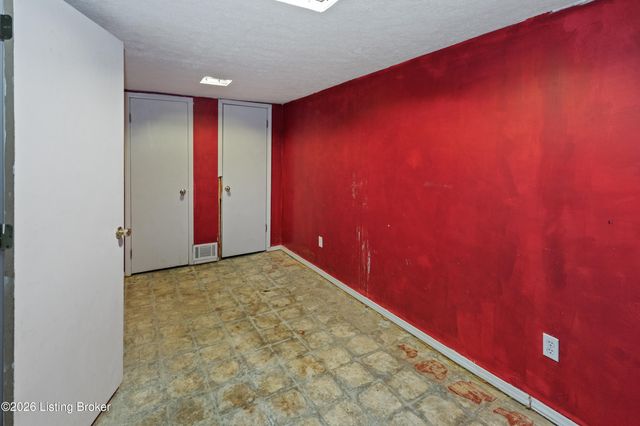 9309 Cloverwood Ln, Louisville, KY 40291