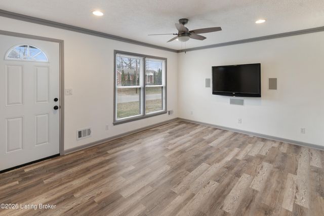 9309 Cloverwood Ln, Louisville, KY 40291