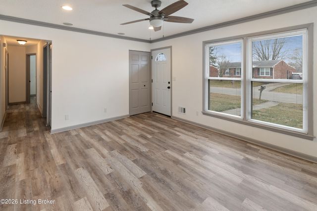 9309 Cloverwood Ln, Louisville, KY 40291