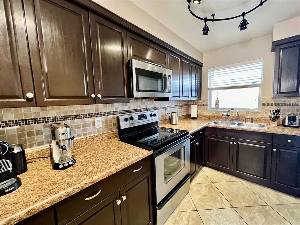 160 NE 8th Avenue 1b, Hallandale Beach, FL 33009